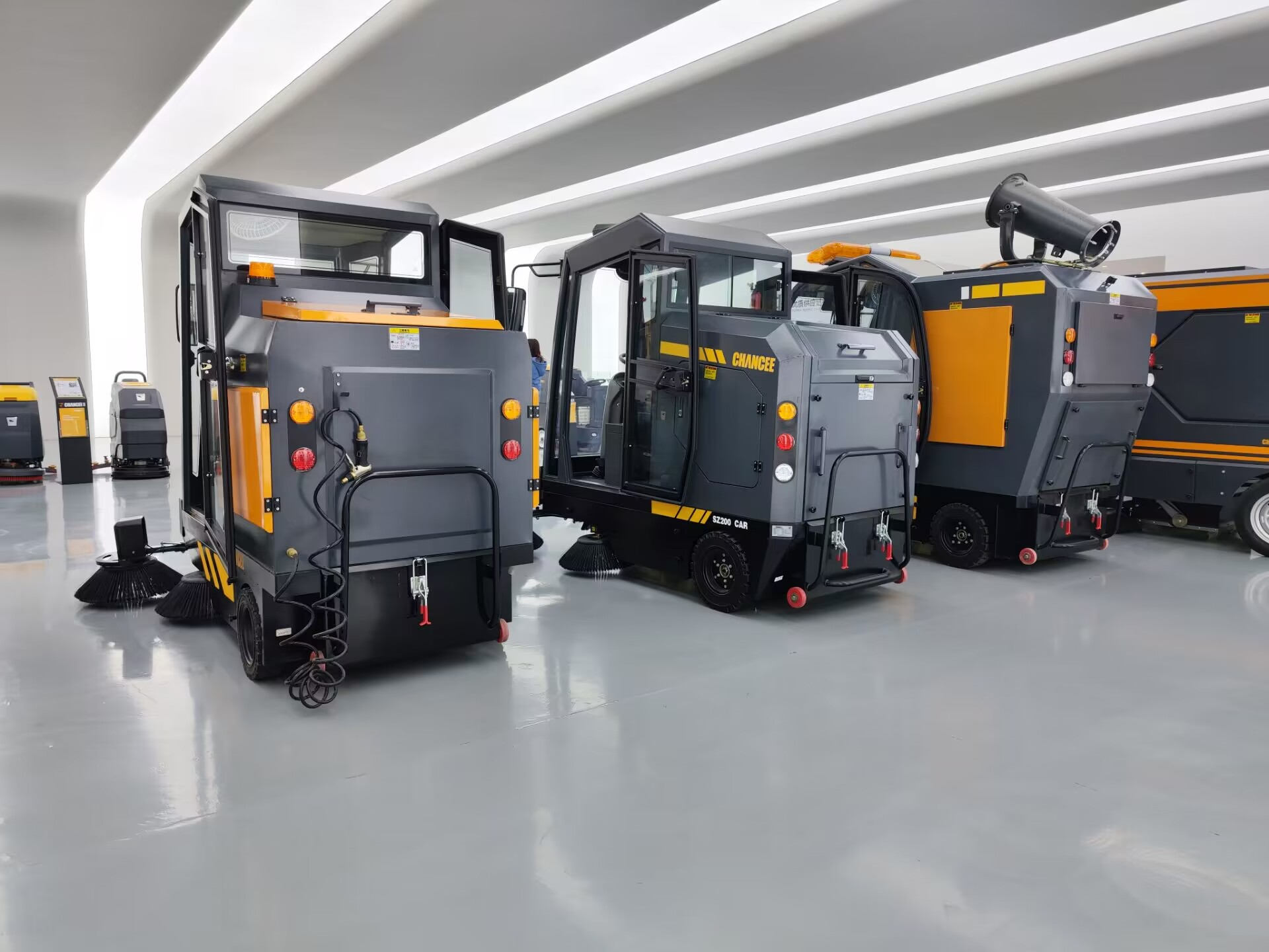 駕駛式掃地機(jī)在廣場使用需要注意哪些事項(xiàng)